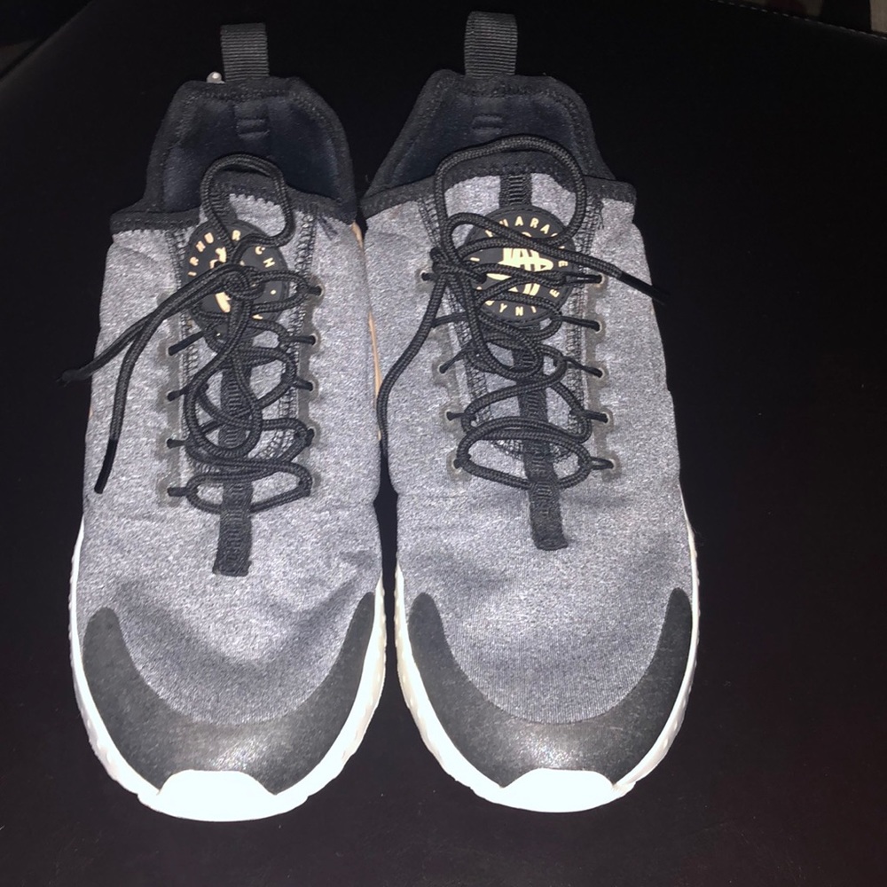 Gray/cream Nike air huarache